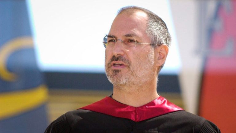 Steve Jobs delivering the 2005 Stanford commencement speech